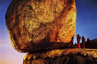 monks_praying_goldenrock