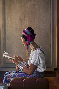 woman_reading%20in_sunlight